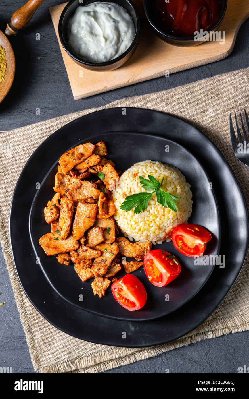 bulgur mit gebratenem fleisch und joghurtsoße Stock Photo - Alamy