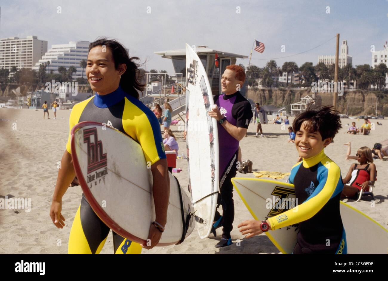 ROB SCHNEIDER, NICOLAS COWAN and ERNIE REYES JR in SURF NINJAS (1993), directed by NEAL ISRAEL. Credit: NEW LINE CINEMA / Album Stock Photo