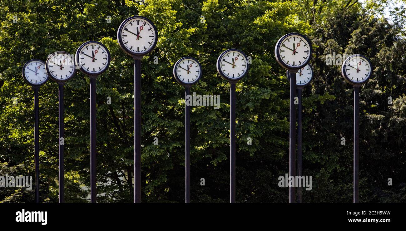 Artwork Zeitfeld, 24 synchronous station clocks, artist Klaus Rinke