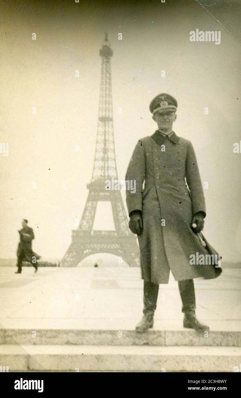 WW2 -WWII German soldier at the Eiffel Tower, Paris, winter 1940 Stock Photo