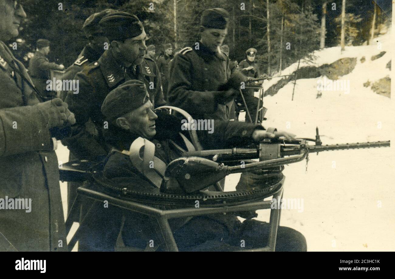 WW2 - WWII German luftwaffe soldiers training with a MG 34 machine gun  - probably near Ghent, Belgium Stock Photo