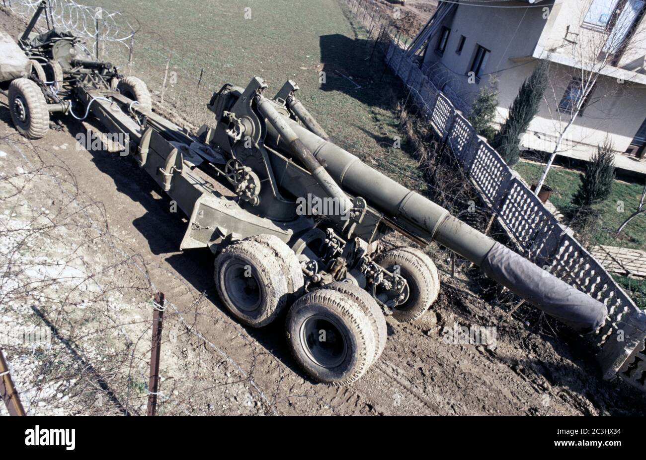 10th March 1994 During the war in Bosnia: a Bosnian Croat (HVO) M115 (8-inch howitzer M1) 203mm Towed Howitzer at the west entrance to the British base in Bila, just outside Vitez. Stock Photo