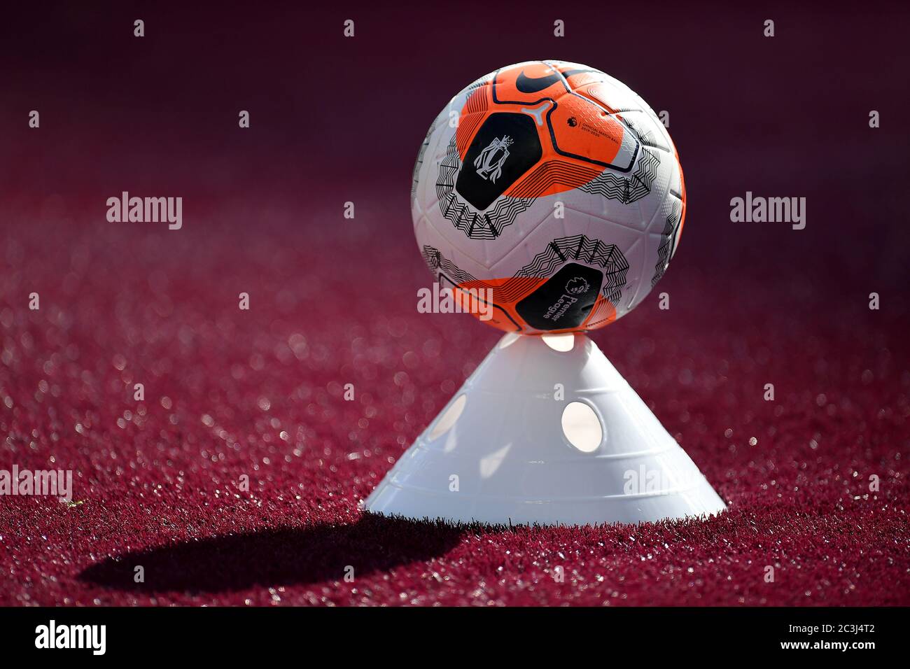 Nike merlin premier league ball hi-res stock photography and images - Alamy