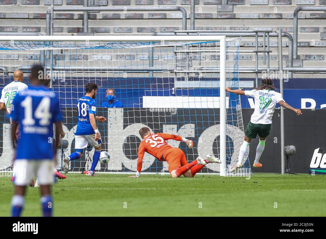 City Of Gelsenkirchen, Deutschland. 20th June, 2020. firo, Sport: Football: Football: 06/20/2020 1st Bundesliga: Season 19/20: 33rd matchday: FC Schalke 04 - VfL Wolfsburg Kevin Mbabu (VfL Wolfsburg) scored the goal for 1 to 3 Credit: Tim Rehbein/RHR- PHOTO/Pool/via firosportphoto For journalistic purposes only! Only for editorial use! | usage worldwide/dpa/Alamy Live News Stock Photo