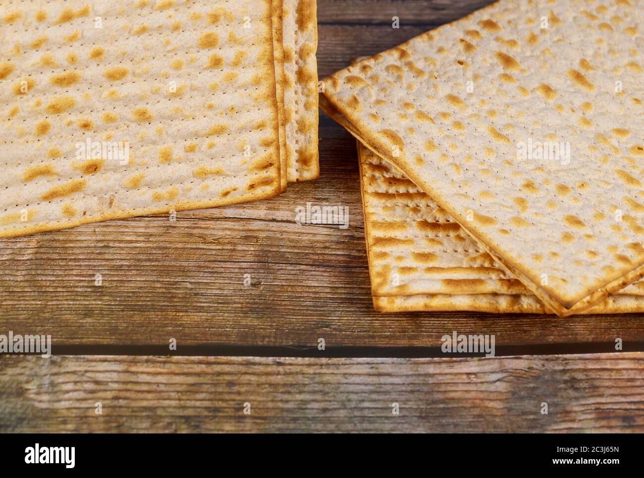 Jewish food passover matzah flatbread hi-res stock photography and ...