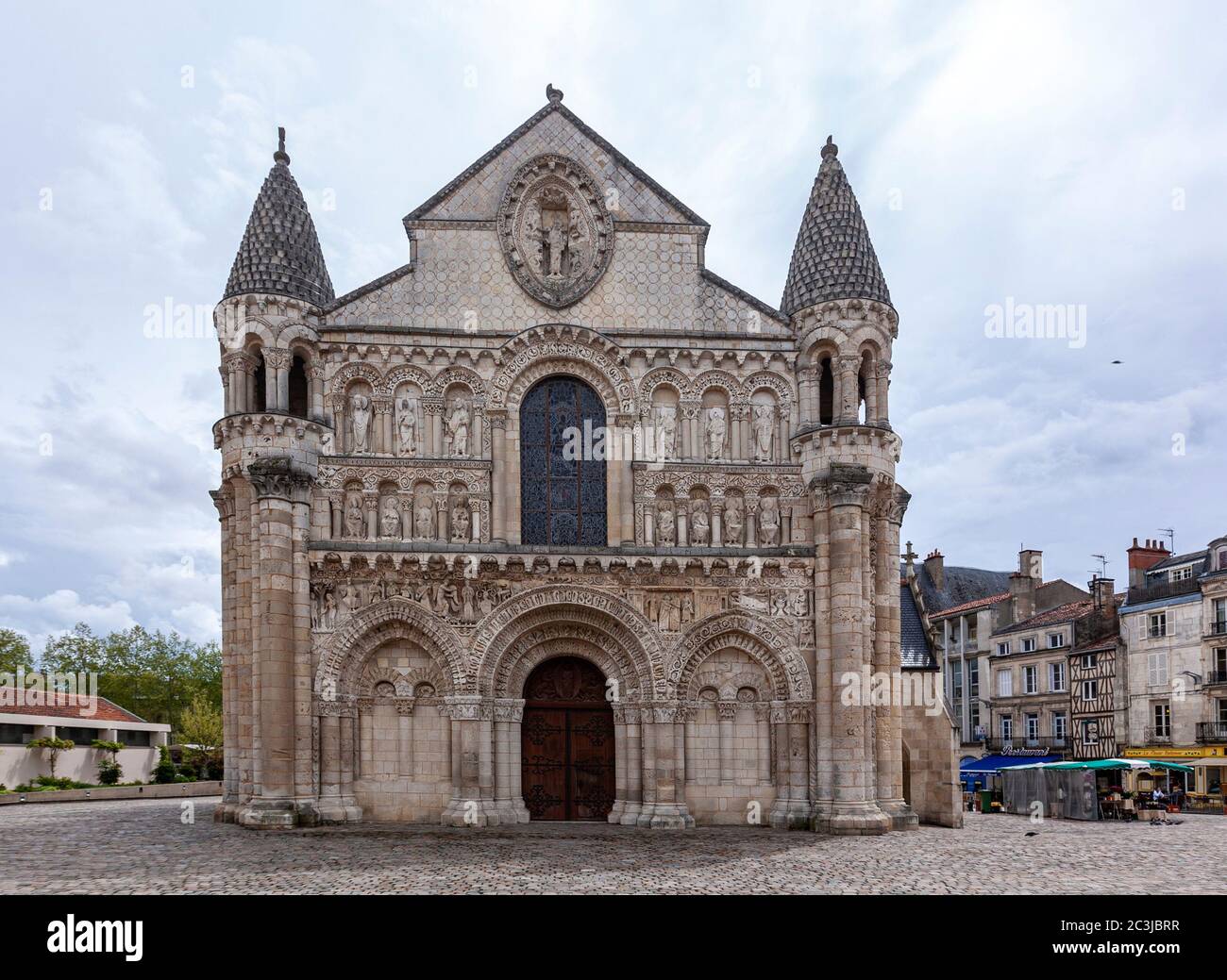 West front facade of Église NotreDame la Grande, Poitiers, NouvelleAquitaine, France Stock West front facade of Église NotreDame la Grande, Poitiers, NouvelleAquitaine, France Stock