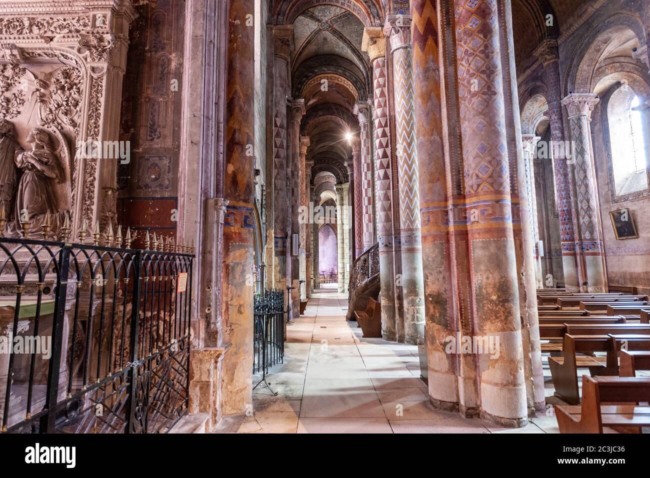 Columns in the nave in Église Notre-Dame la Grande, Poitiers, Nouvelle-Aquitaine, France Stock Photo