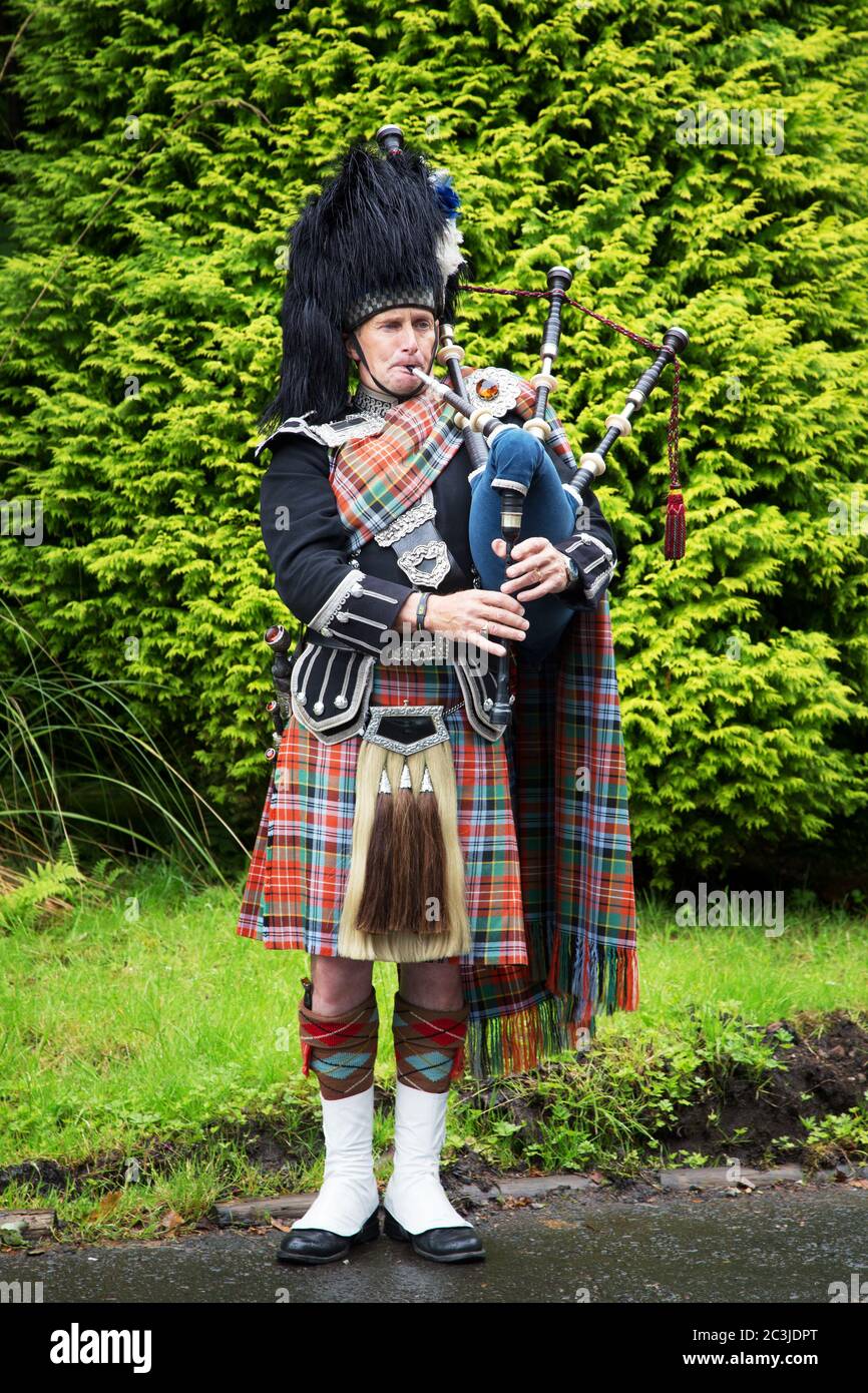 Man dressed in scottish kilt hi-res stock photography and images - Alamy