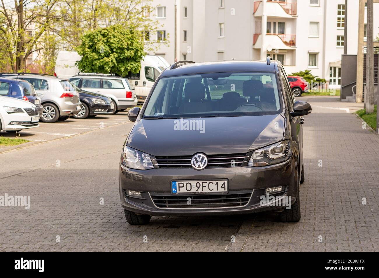 VW Sharan Volkswagen, voiture, Van, l'année de modèle 2000-, bleu foncé,  vue de côté, debout, à la défense, parking Photo Stock - Alamy