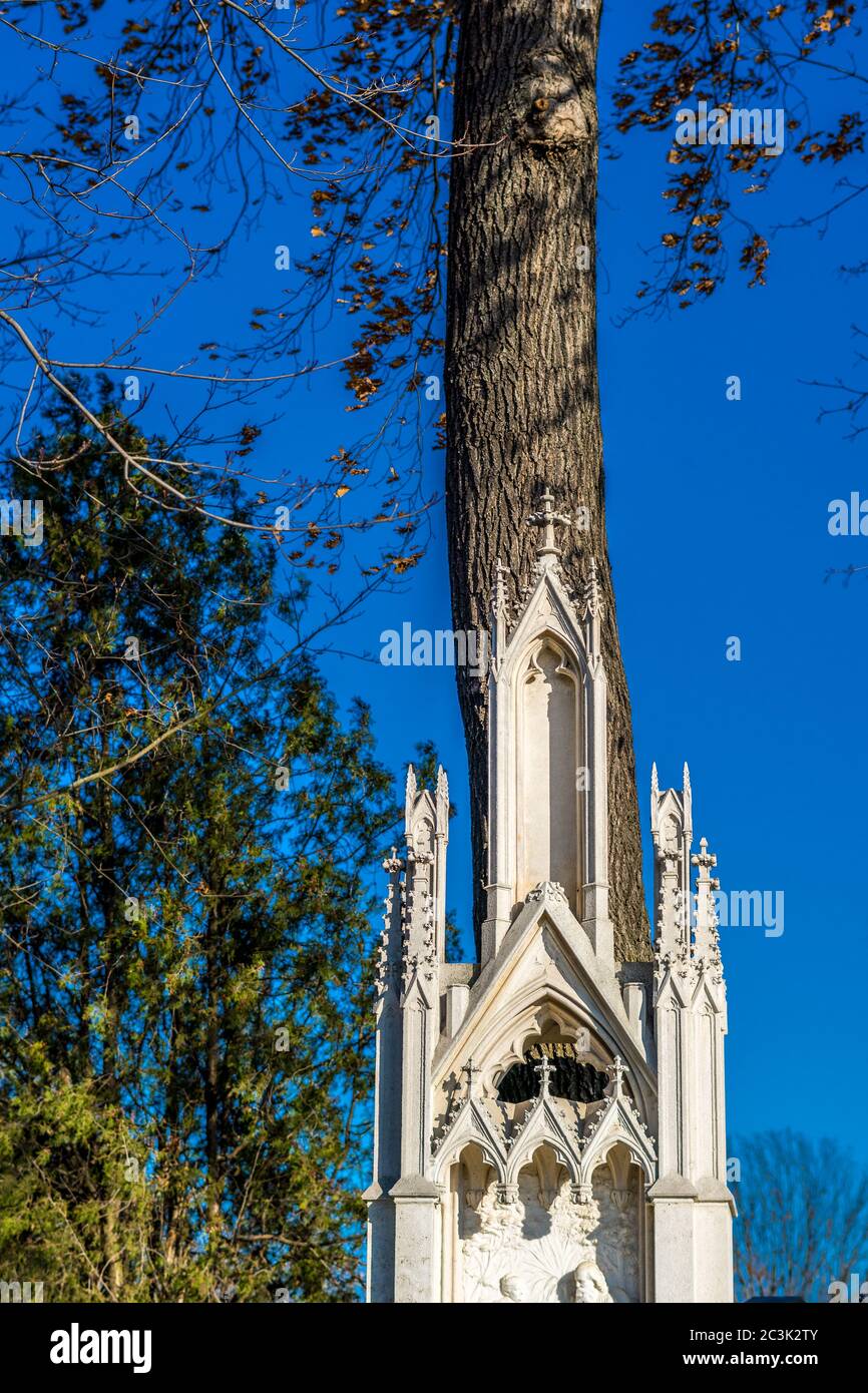 Vertical picture of a little marble church against a great tree at the Central Cemetery in Vienna Stock Photo