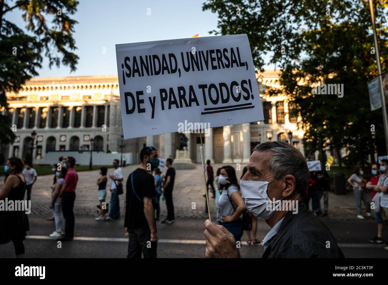 Madrid, Spain. 20th June, 2020. Madrid, Spain. June 20, 2020. A man carrying a placard reading 'Universal healthcare, of all and for all' during a demonstration in support of the public healthcare system and protesting against privatization. Healthcare workers are carrying out protests during the coronavirus crisis against the precariousness of their work. Credit: Marcos del Mazo/Alamy Live News Stock Photo