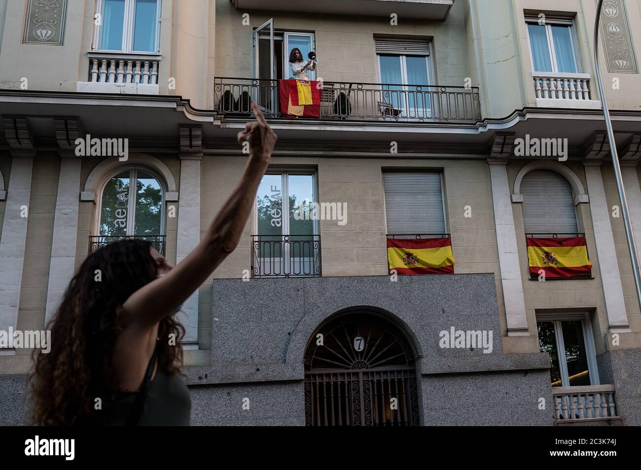 Madrid, Spain. 20th June, 2020. Madrid, Spain. June 20, 2020. A woman banging a pan making noise in a balcony against a demonstration in support of the public healthcare system. Healthcare workers are carrying out protests during the coronavirus crisis against the precariousness of their work. Credit: Marcos del Mazo/Alamy Live News Stock Photo