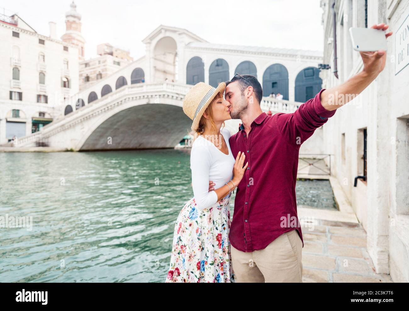 Romantic Kiss of a Couple in Love in Italian Historical Costumes of Romeo  and Juliet Stock Vector - Illustration of beautiful, drawn: 162906890