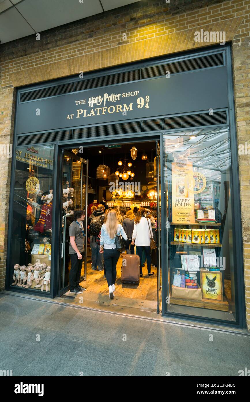 Harry Potter shop at Kings Cross station in London LONDON, ENGLAND SEPTEMBER 14, 2016 Stock