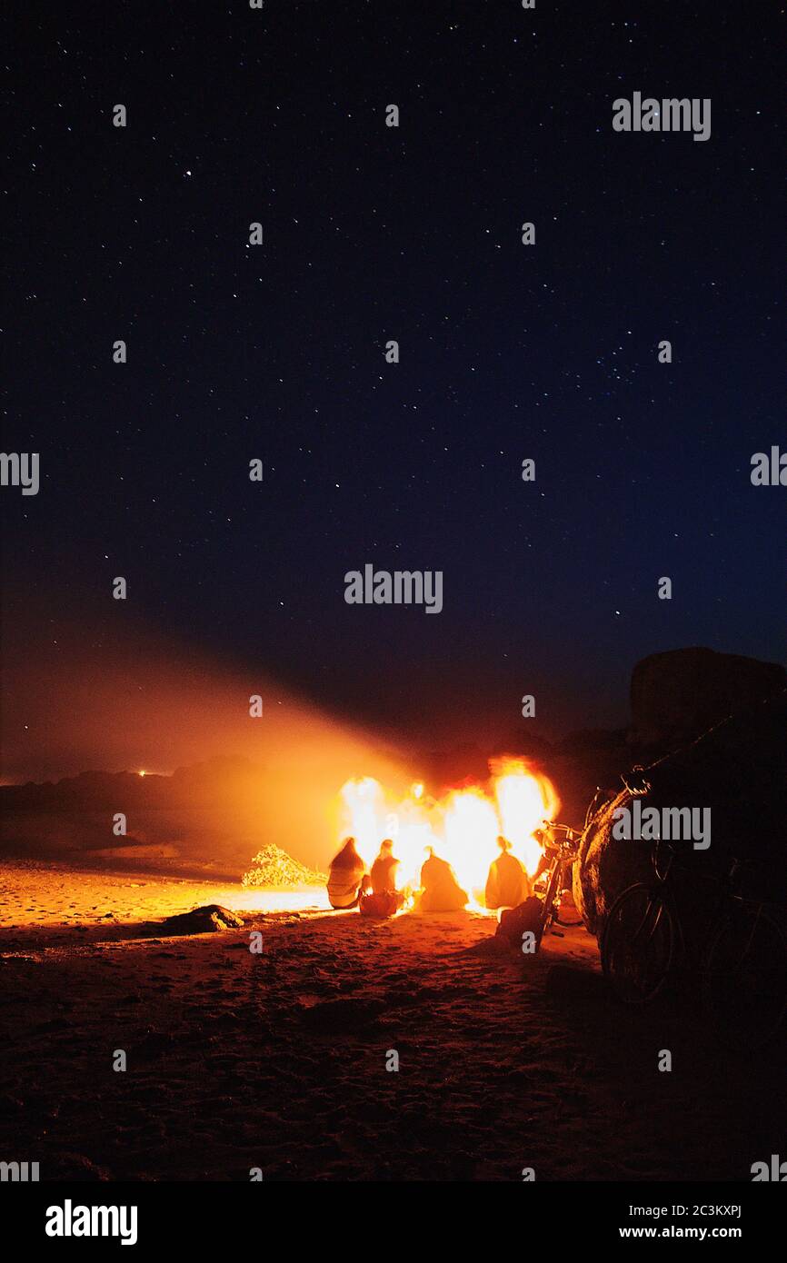 Friends around the campfire under the starry night sky Stock Photo - Alamy