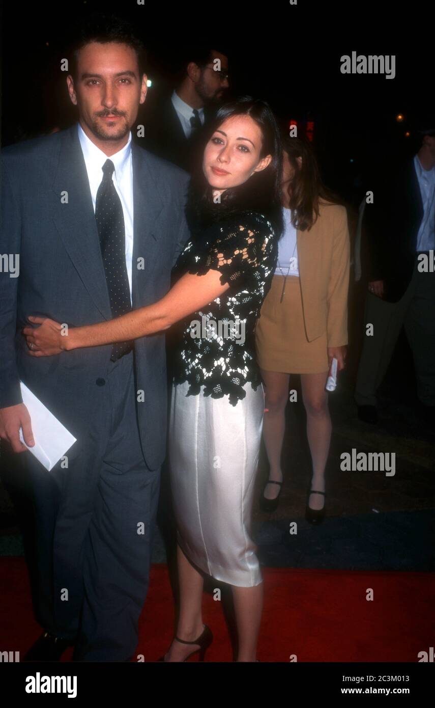 Universal City, California, USA 17th October 1995 Producer Rob Weiss and actress Shannen Doherty attend Mallrats Premiere at Universal City Cineplex Odeon on October 17, 1995 in Universal City, California, USA. Photo by Barry King/17�Թ����� Stock Photo Stock Photo