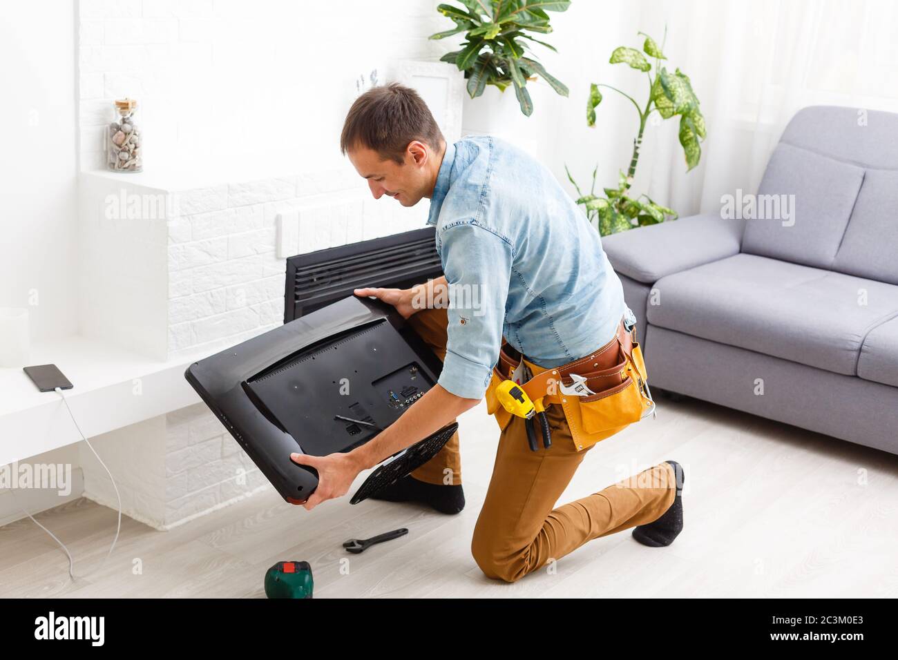 Tv Repair High Resolution Stock Photography and Images Alamy