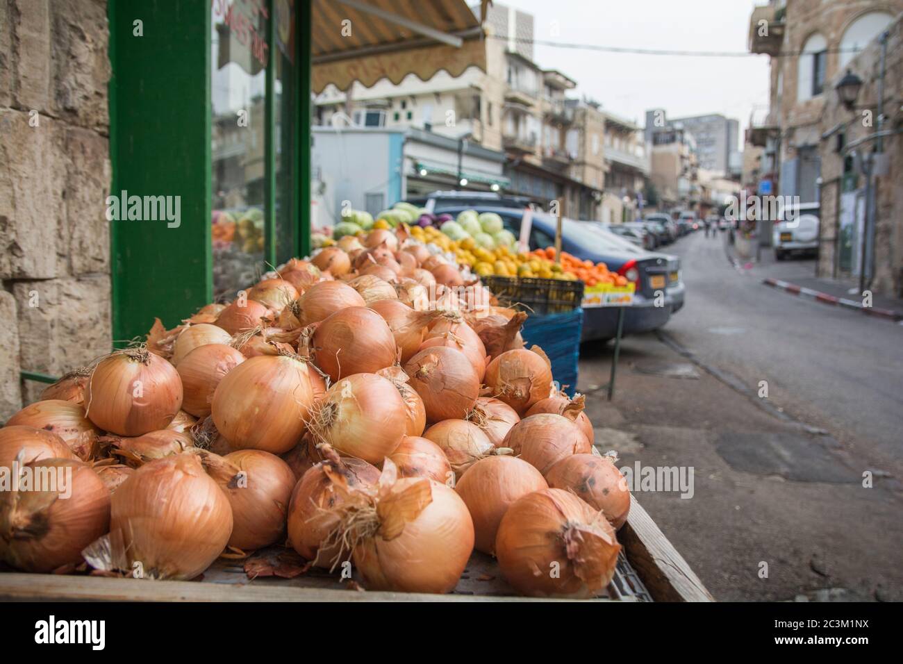 Onion pile hi-res stock photography and images - Alamy