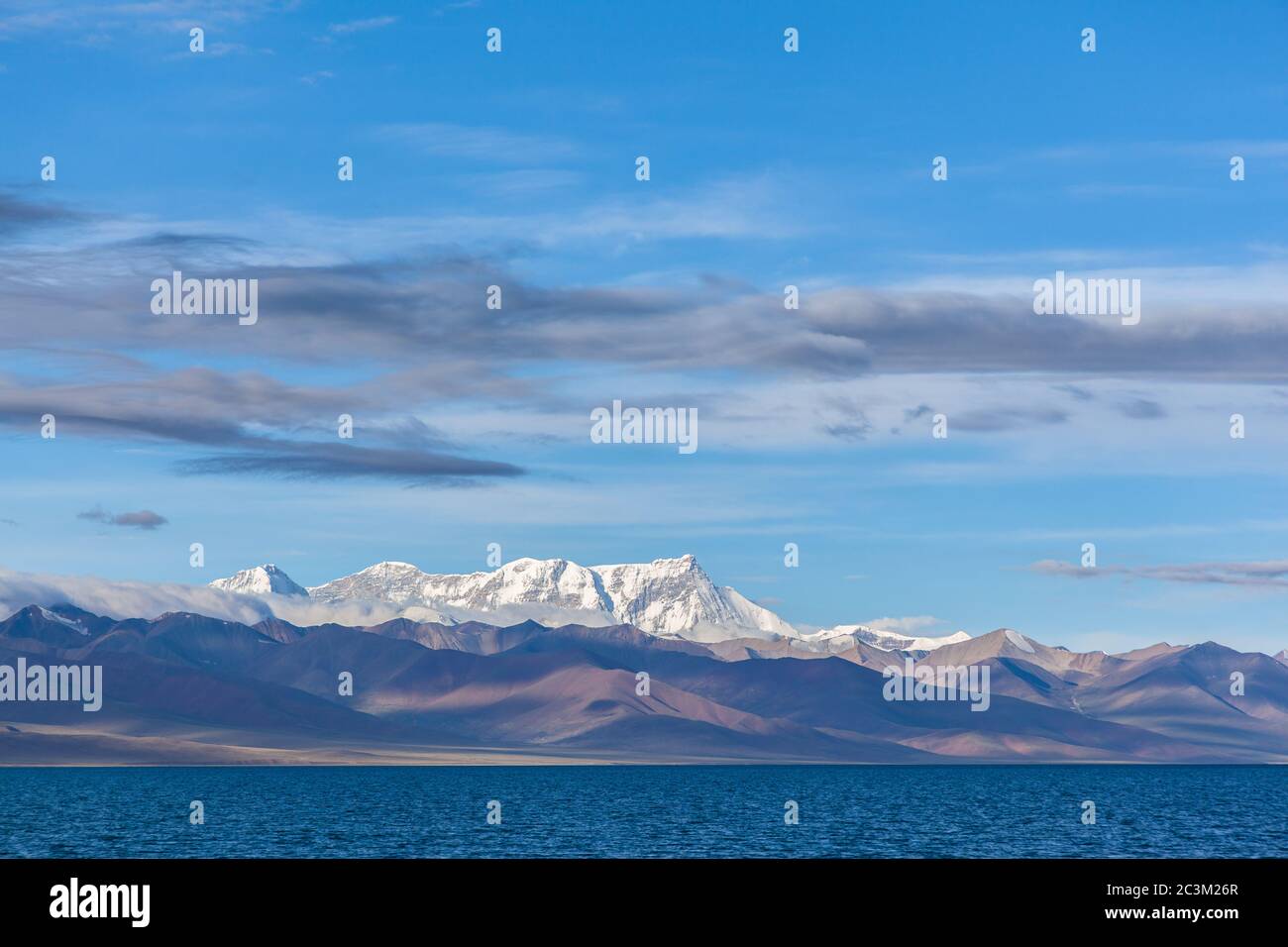 Stunning panorama view of Namtso Lake (Lake Nam, Tengri Nor) and western Nyenchen Tanglha Mountains on Qing Zang Plateau, summer sunny day with blue s Stock Photo