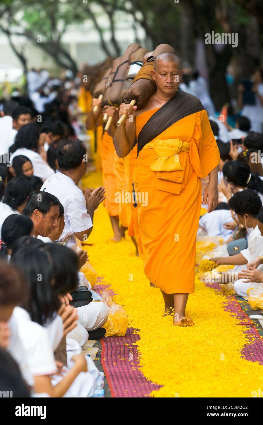 PATHUM THANI - JANUARYÊ27: The first of 1,128 Buddhist monks wandering 460km through Bangkok and surroundings on yellow petals on JanuaryÊ27, 2013 in Stock Photo