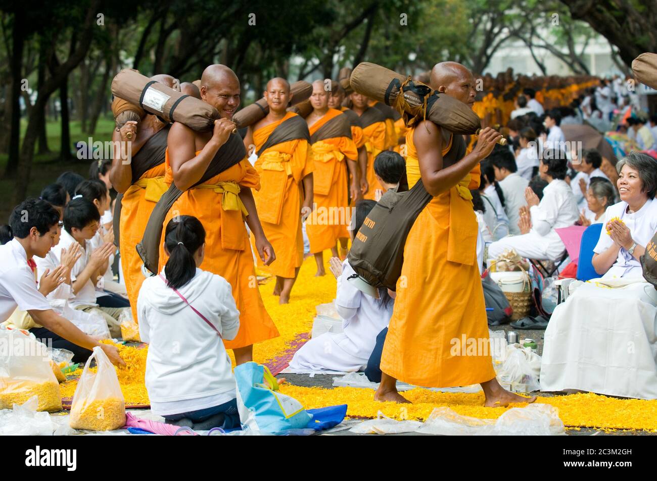 PATHUM THANI - JANUARYÊ27: 1,128 Buddhist monks wandering 460km through Bangkok and surroundings on yellow petals on JanuaryÊ27, 2013 in Pathum Thani, Stock Photo