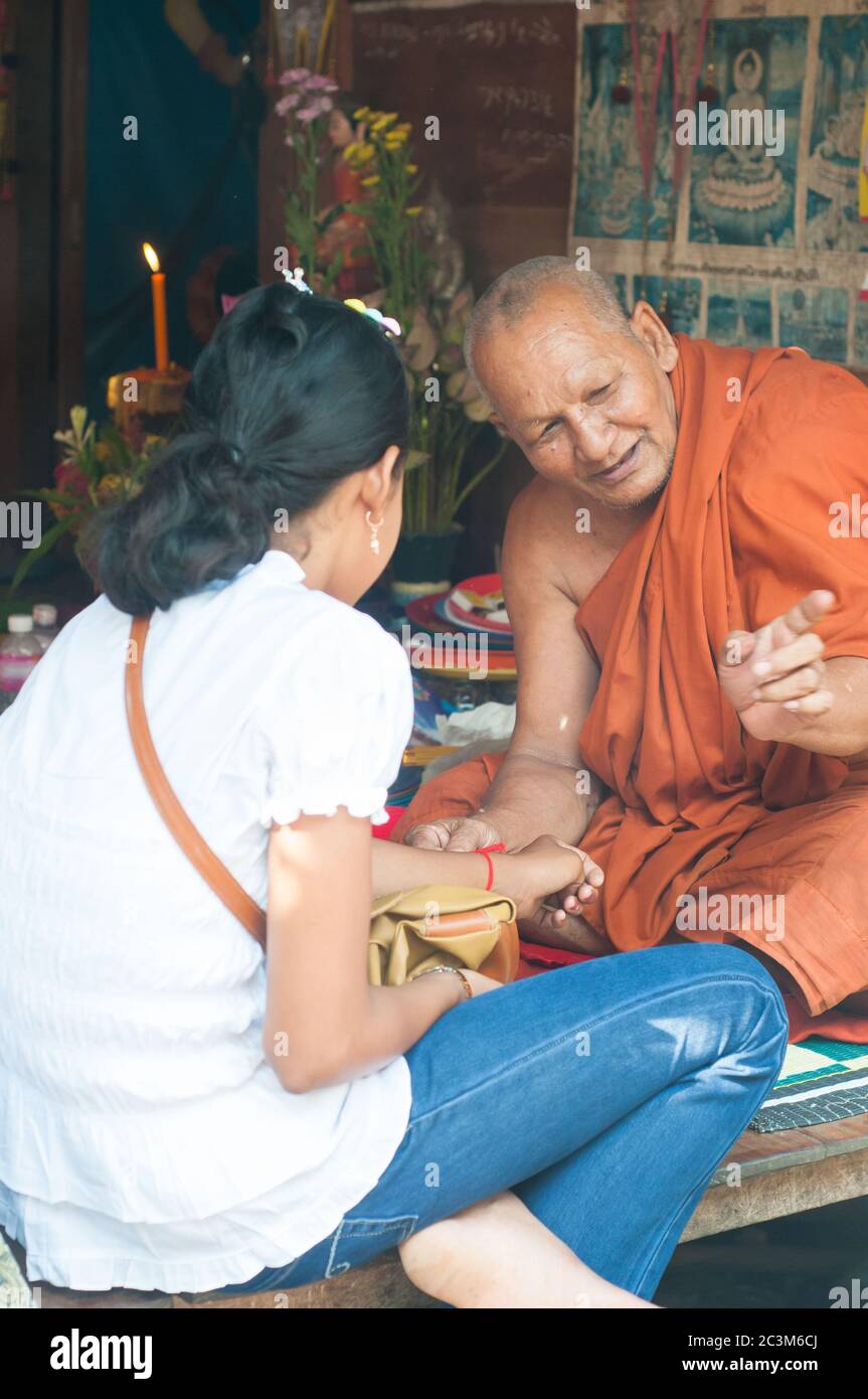 Red string around wrist hires stock photography and images Alamy