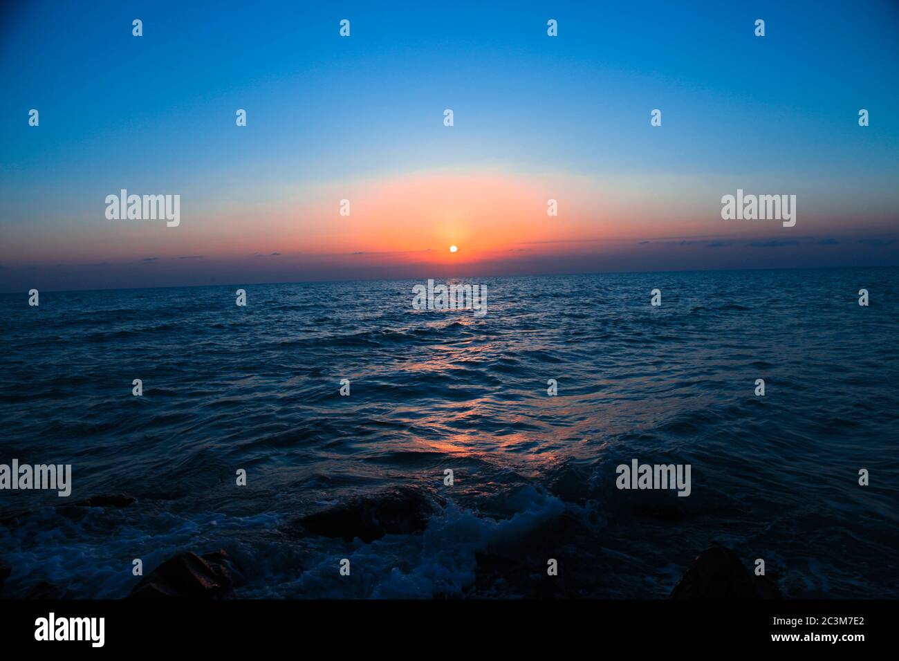 Beautiful scenery of the sunset reflecting in the peaceful sea Stock ...