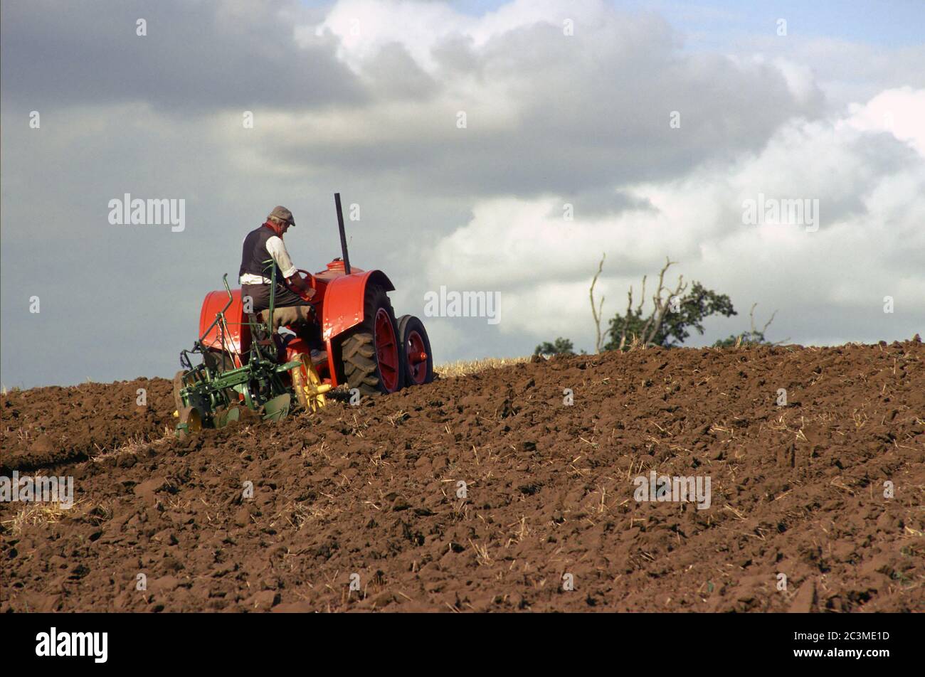A 1940s Fordson tractor demonstrates ploughing at a show in Bedfordshire, England. Stock Photo