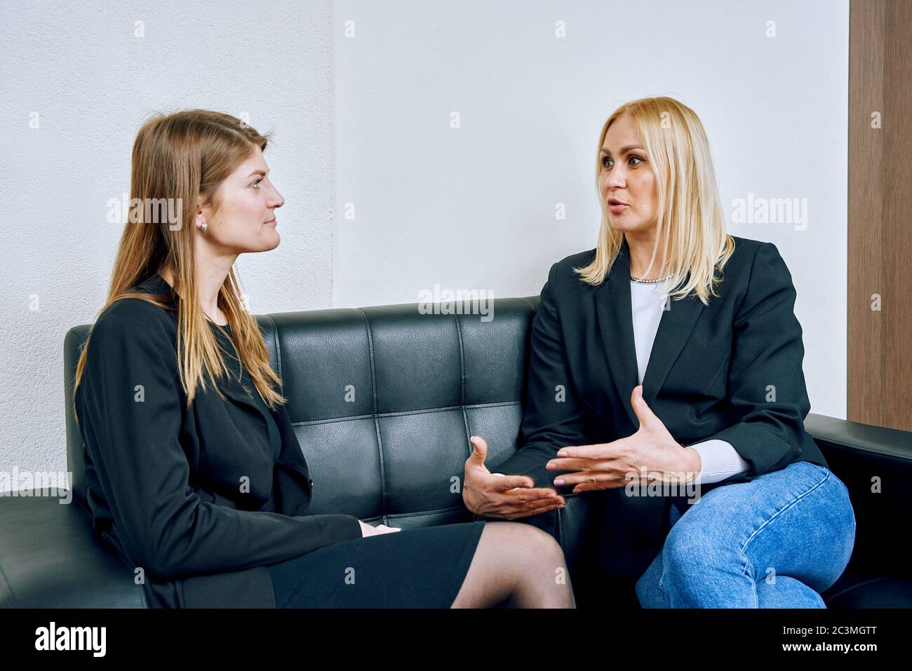 Two women talking sofa hi-res stock photography and images - Alamy