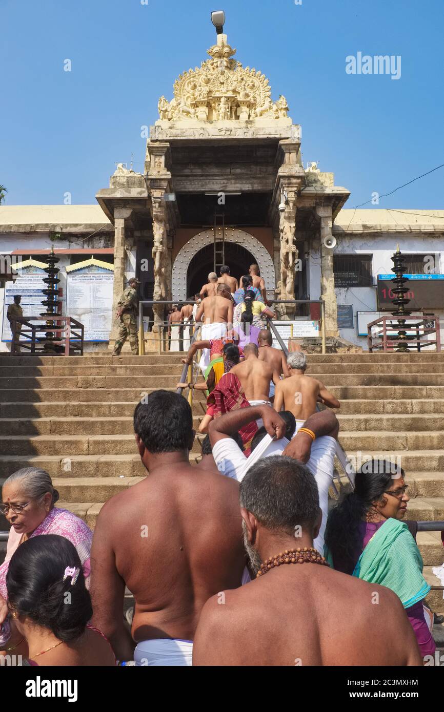 Pilgrims queuing up at the steps leading up to Padmanabhaswamy Temple in Trivandrum (Thiruvananthapuram), Kerala, India Stock Photo