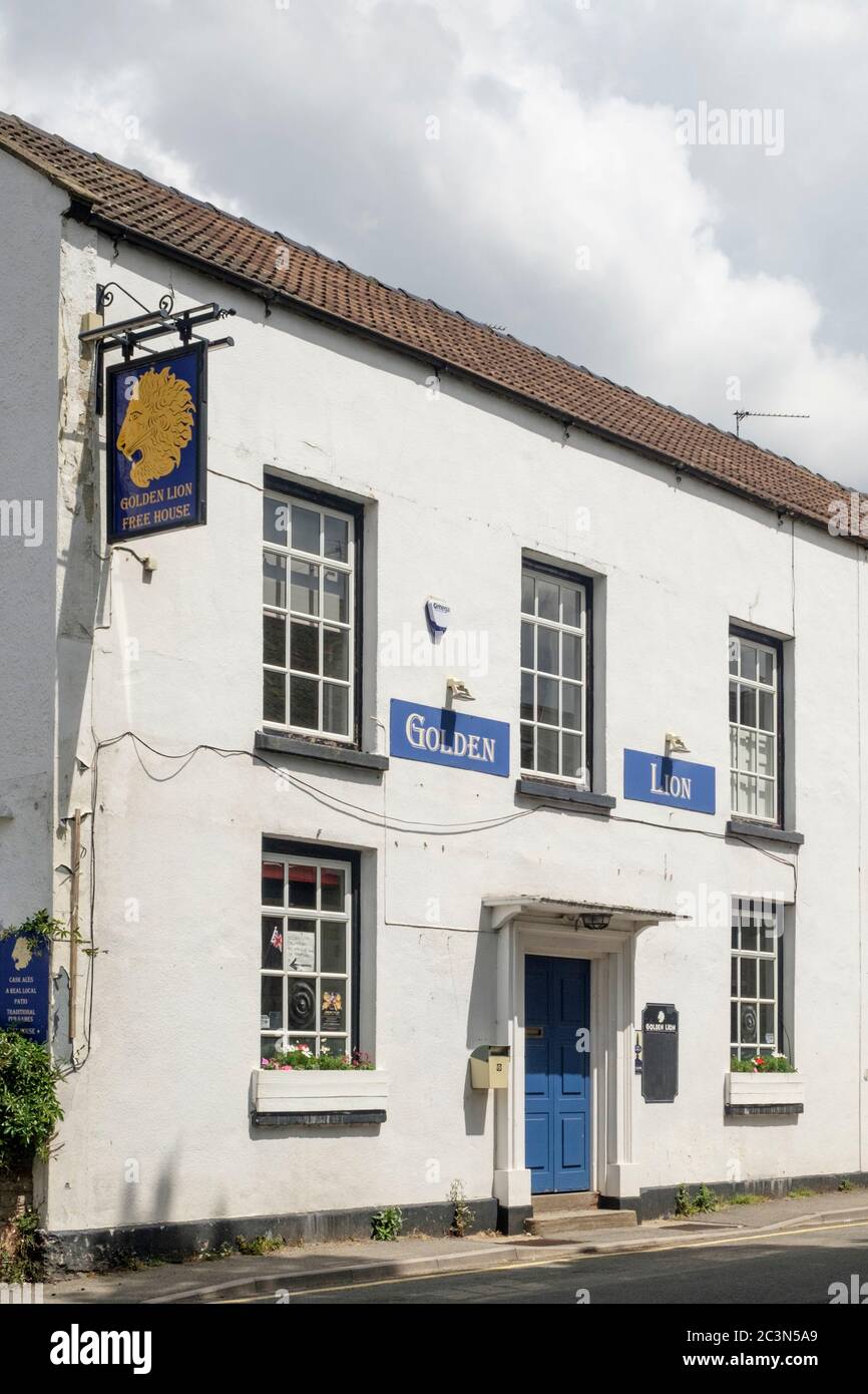 Wrington; a somerset village. The Golden Lion Pub Stock Photo Alamy