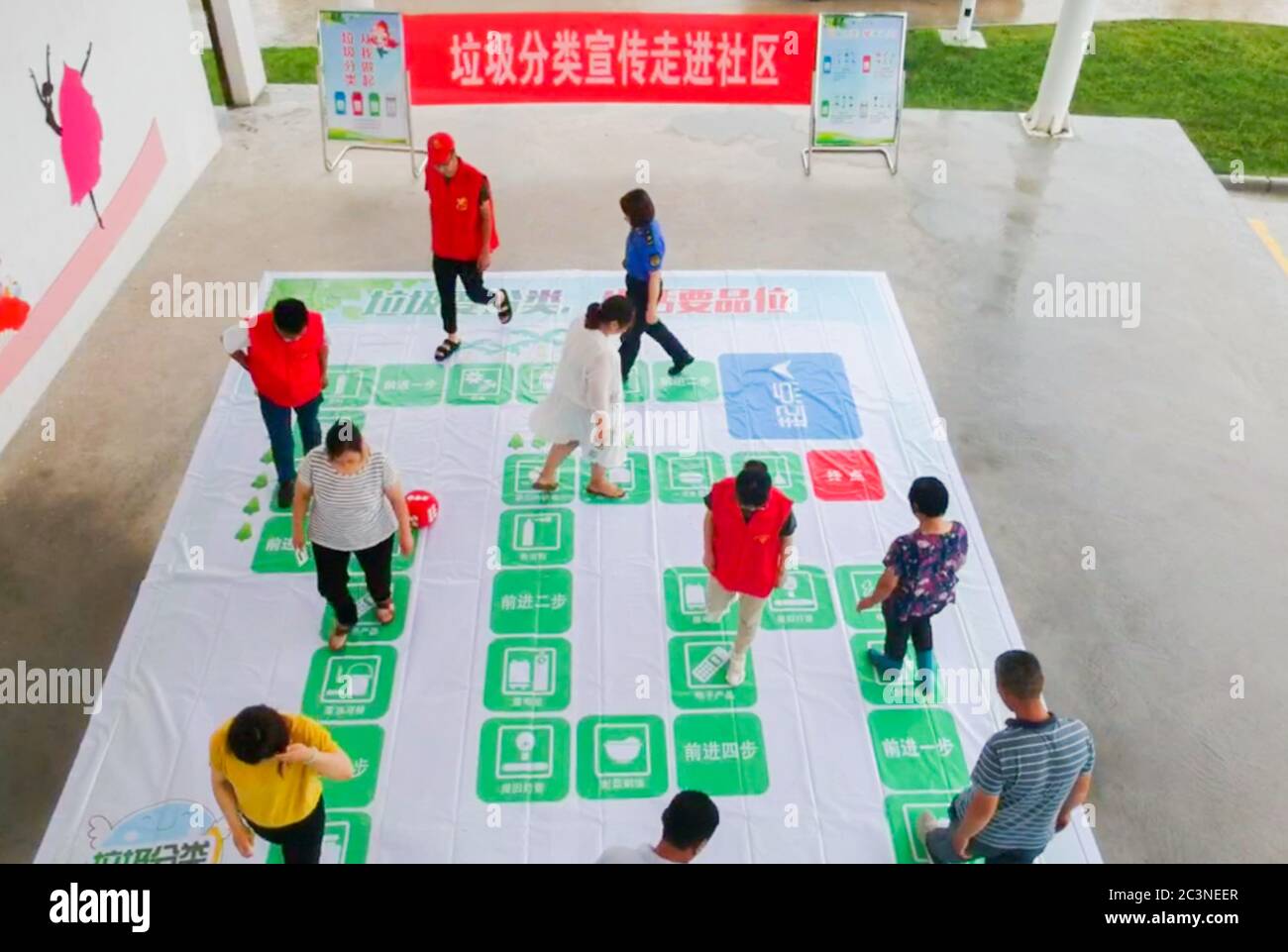 Gugao, Gugao, China. 21st June, 2020. JiangsuÃ¯Â¼Å'CHINA-On June 15, 2020, the City administration of Rugao city, Jiangsu Province organized party volunteers to preach garbage classification to Xinhua Community, Chengnan Street. Organize villagers to carry out garbage classification publicity and promote the full coverage of rural classification by doing interesting games and questions with prizes. Credit: SIPA Asia/ZUMA Wire/Alamy Live News Stock Photo