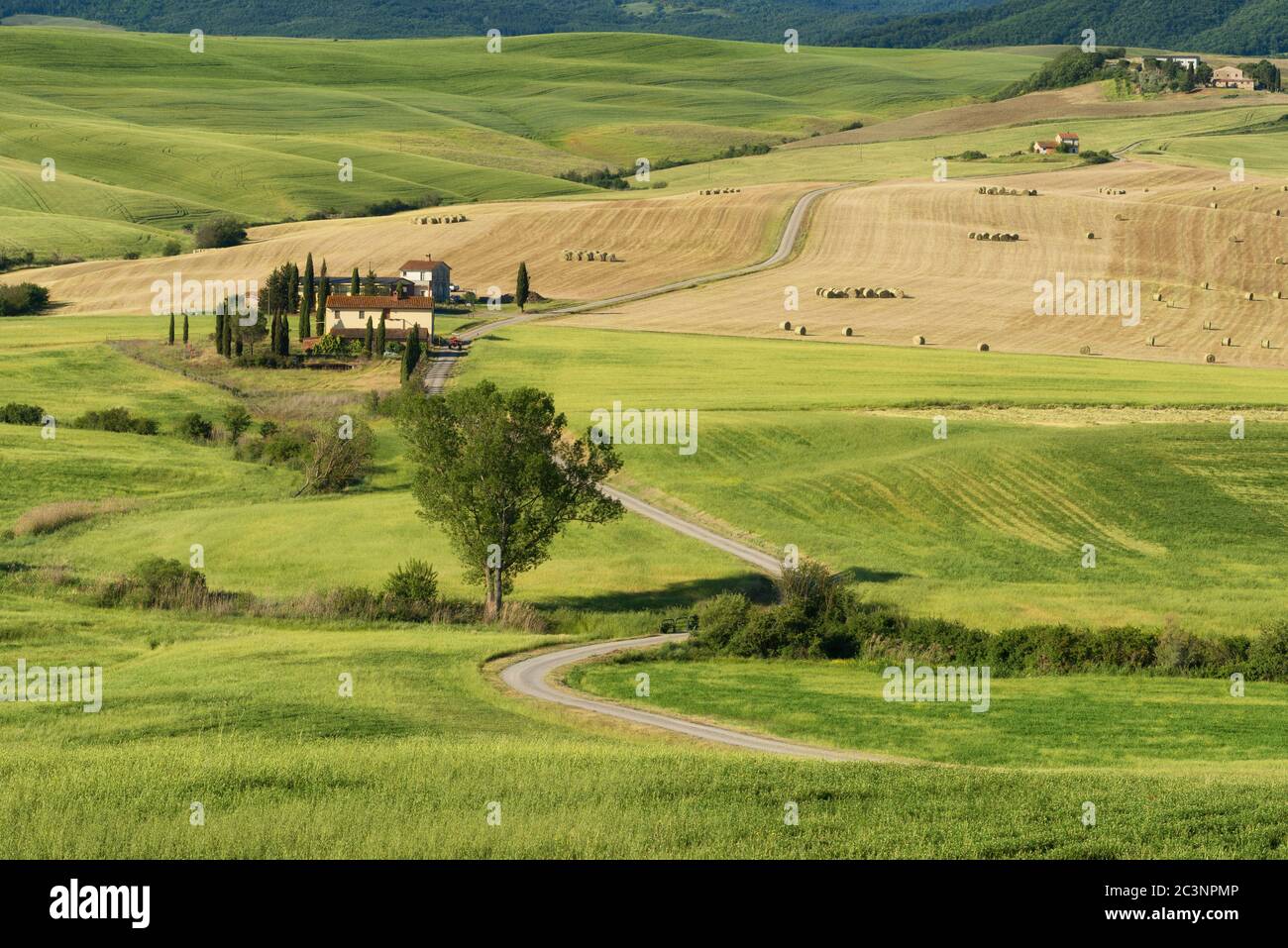 Magnificent spring landscape.Beautiful view of typical tuscan farm ...