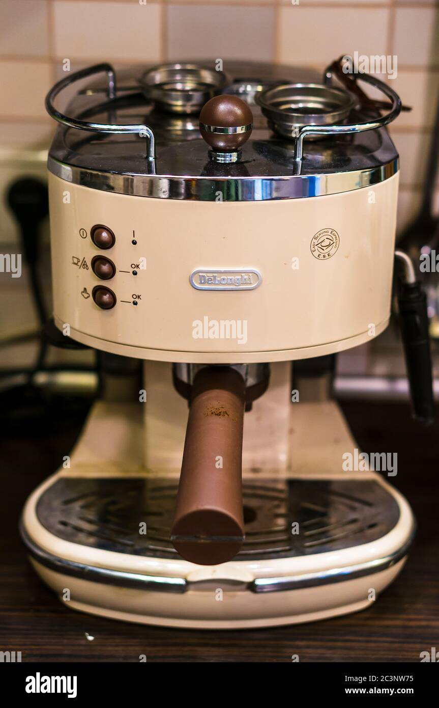 https://c8.alamy.com/comp/2C3NW75/poznan-poland-may-09-2020-delonghi-vintage-look-espresso-coffee-machine-2C3NW75.jpg