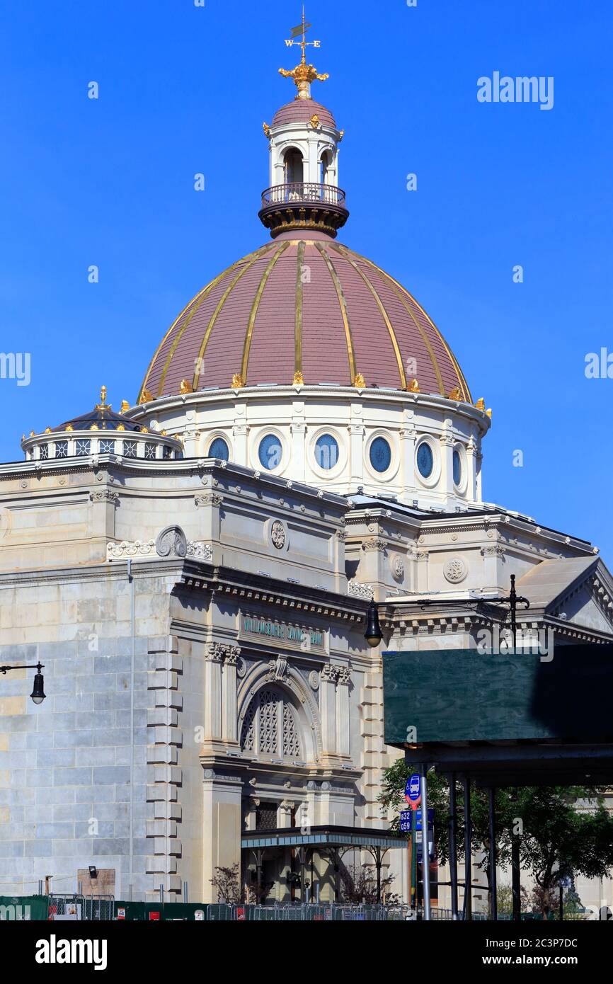 Williamsburg Savings Bank, 175 Broadway, Brooklyn, NY. exterior of a historic landmark with its iconic dome, today a private event space, the Weylin Stock Photo