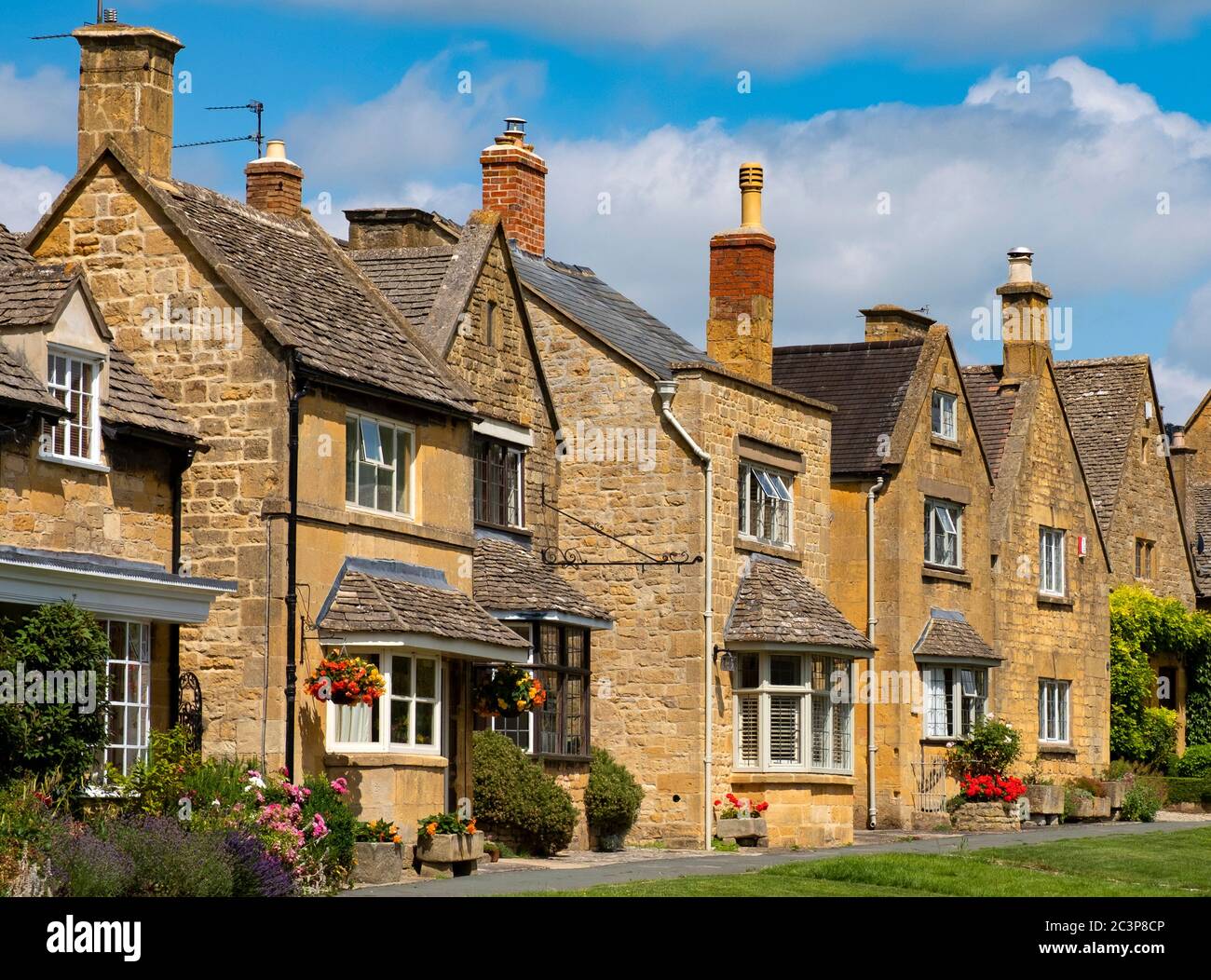 Traditional Cotswold stone houses in Broadway, Worcestershire, England. Stock Photo