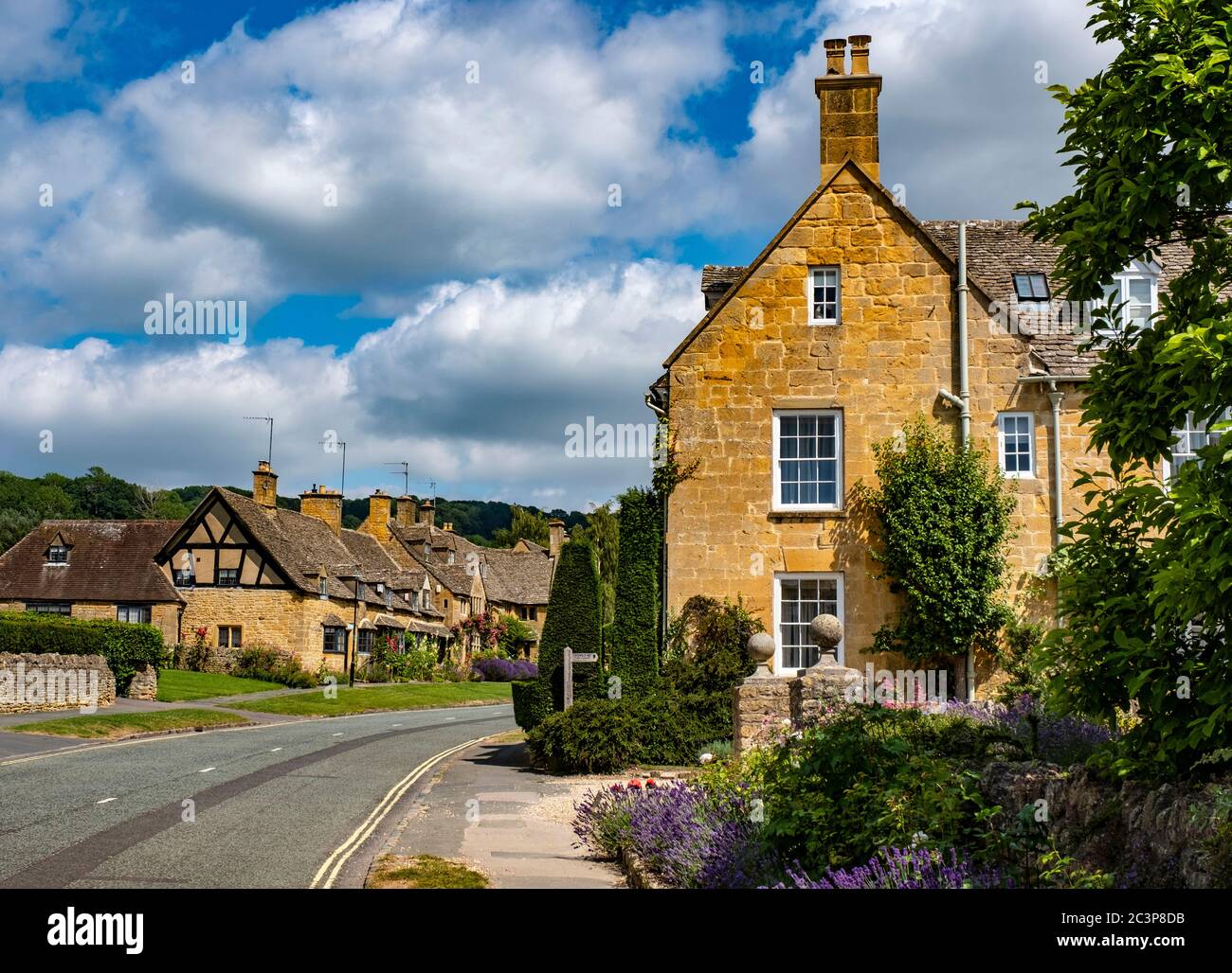 Traditional honey coloured Cotswold cottages in Broadway, Worcestershire, England, Europe. Stock Photo