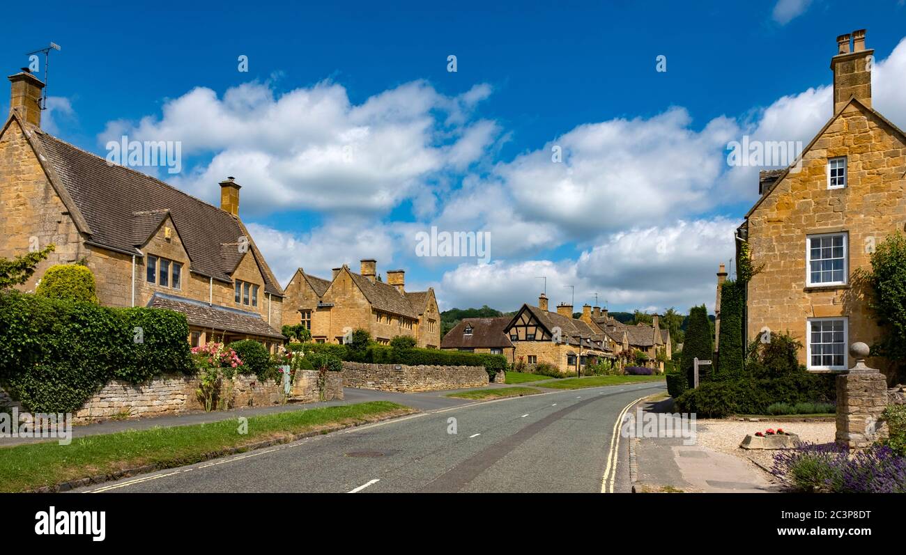 Traditional honey coloured Cotswold cottages in Broadway, Worcestershire, England, Europe. Stock Photo