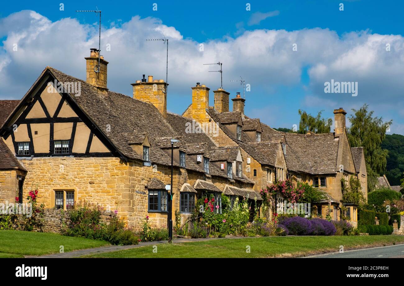 Traditional honey coloured Cotswold cottages in Broadway, Worcestershire, England, Europe. Stock Photo