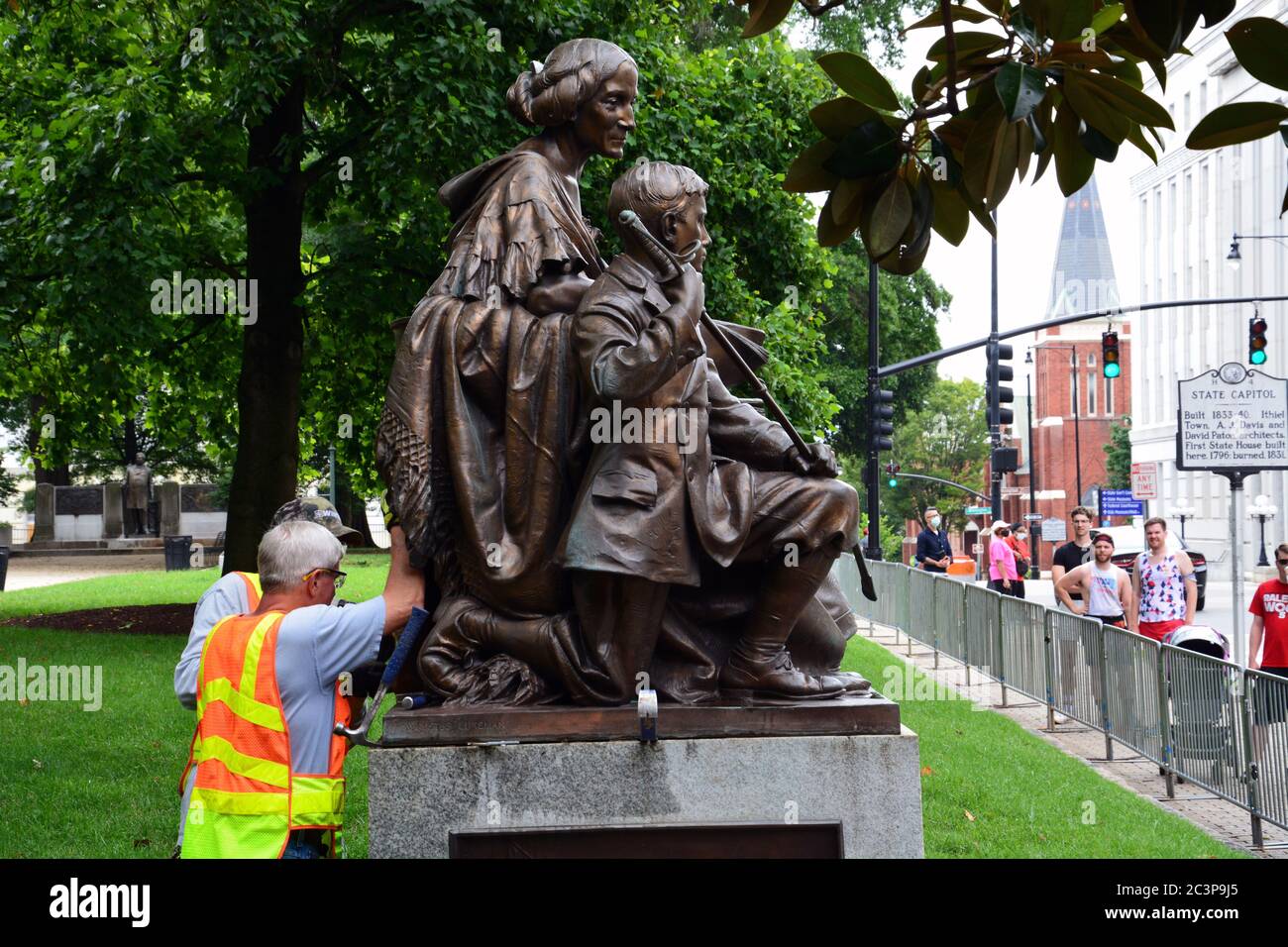 Raleigh Nc United States June As A Crowd Watches Workers Separate The Statue Honoring Women Of The Confederacy From Its Base For Removal The Decision Came The Morning After