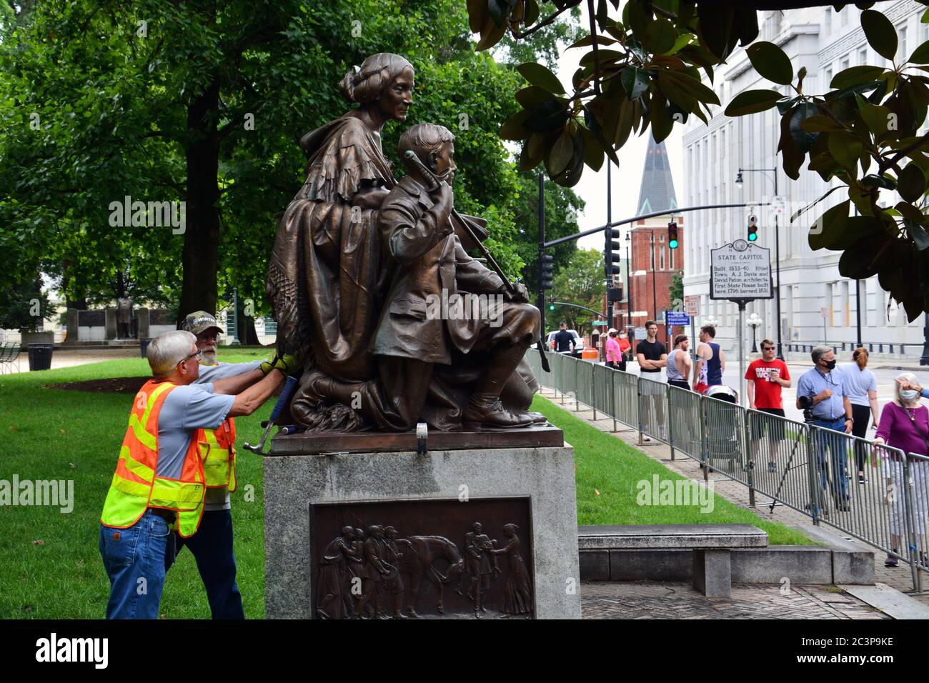 Raleigh Nc United States June As A Crowd Watches Workers Separate The Statue Honoring Women Of The Confederacy From Its Base For Removal The Decision Came The Morning After