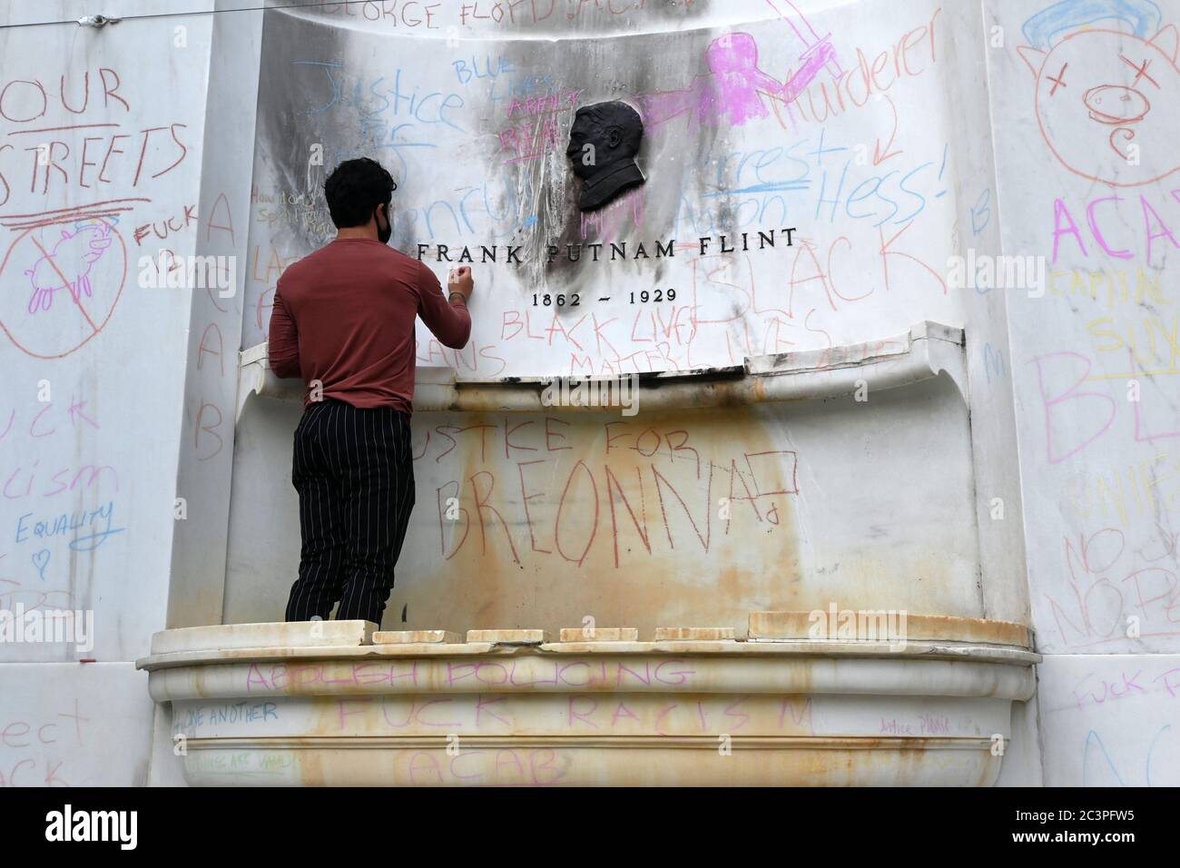 Los Angeles Usa June 19 People Paint Artwork At The Frank Putnam Flint Fountain During A Rally Organized By No More Names La To Celebrate Juneteenth At City Hall In Downtown