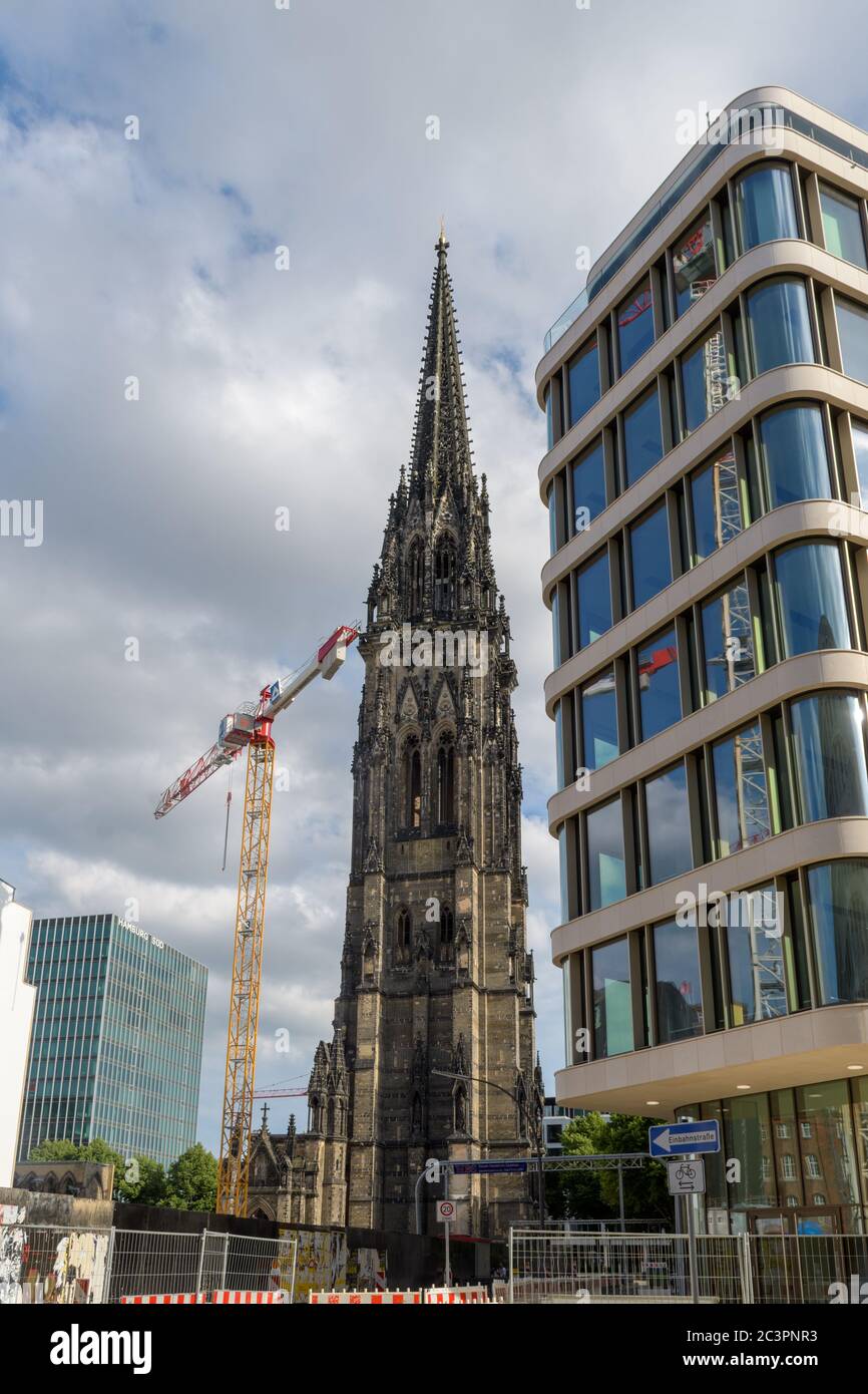 Ruine der Hauptkirche St. Nikolai, Turm 147,3 m, von 1874 bis 1877 höchstes Bauwerk der Welt, Mahnmal St. Nikolai für die  Opfern von Krieg und Gewalt Stock Photo