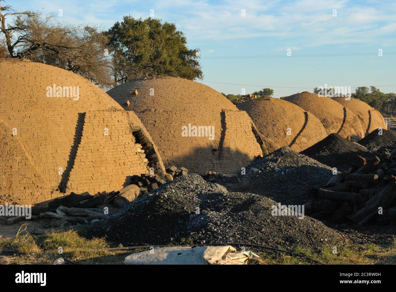 Hornos para hacer carbón vegetal Stock Photo - Alamy