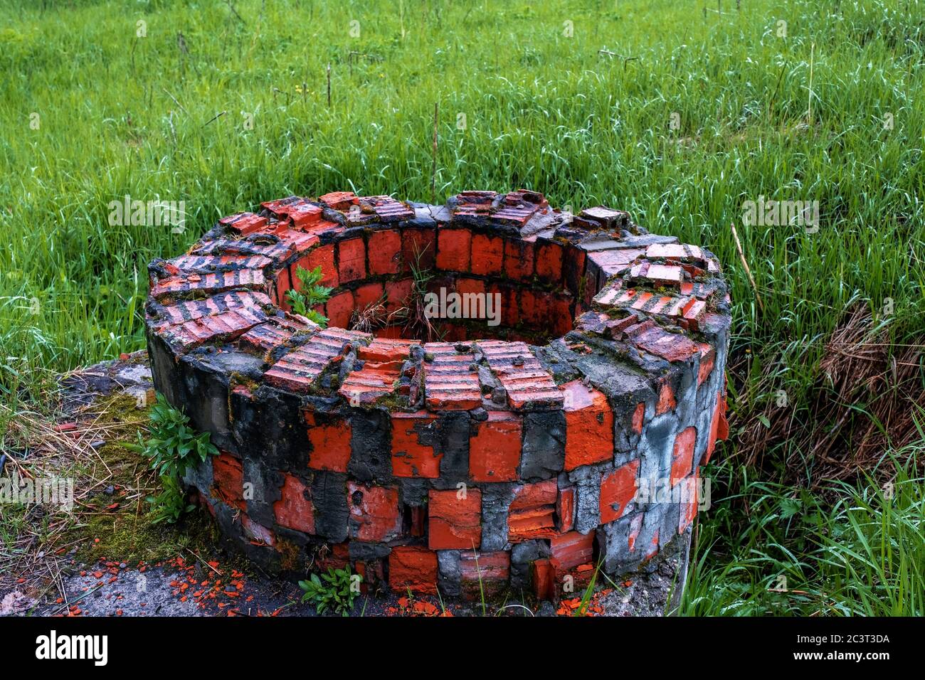 Old red brick circle hi-res stock photography and images - Alamy