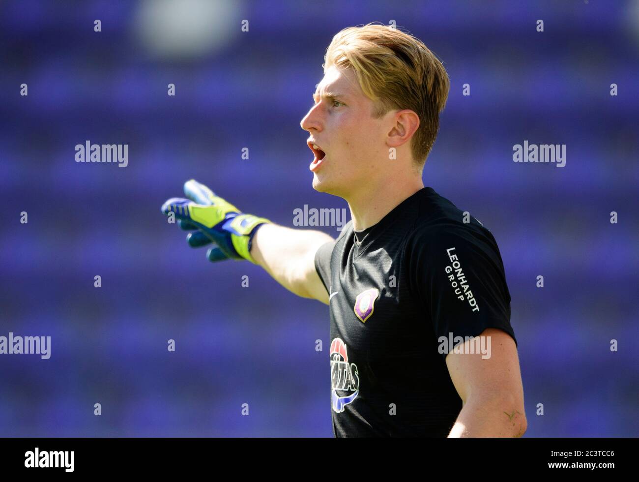 Aue, Germany. 21st June, 2020. Football: 2nd Bundesliga, FC Erzgebirge Aue - Hannover 96, 33rd matchday, at the Sparkassen-Erzgebirgsstadion. Aue's goalkeeper Robert Jendrusch gesturing. Credit: Robert Michael/dpa-Zentralbild/dpa - IMPORTANT NOTE: In accordance with the regulations of the DFL Deutsche Fußball Liga and the DFB Deutscher Fußball-Bund, it is prohibited to exploit or have exploited in the stadium and/or from the game taken photographs in the form of sequence images and/or video-like photo series./dpa/Alamy Live News Stock Photo