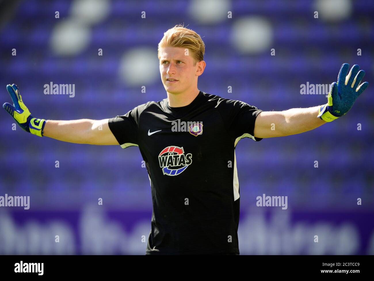 Aue, Germany. 21st June, 2020. Football: 2nd Bundesliga, FC Erzgebirge Aue - Hannover 96, 33rd matchday, at the Sparkassen-Erzgebirgsstadion. Aue's goalkeeper Robert Jendrusch gesturing. Credit: Robert Michael/dpa-Zentralbild/dpa - IMPORTANT NOTE: In accordance with the regulations of the DFL Deutsche Fußball Liga and the DFB Deutscher Fußball-Bund, it is prohibited to exploit or have exploited in the stadium and/or from the game taken photographs in the form of sequence images and/or video-like photo series./dpa/Alamy Live News Stock Photo