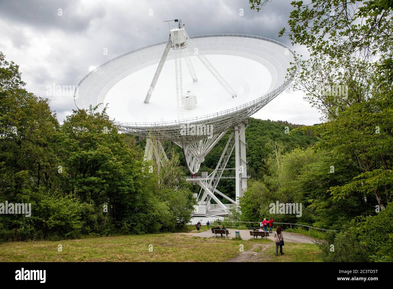 radio telescope Effelsberg near Bad Muenstereifel, Eifel region, North  Rhine-Westphalia, Germany. das Radioteleskop Effelsberg nahe Bad  Muenstereifel Stock Photo - Alamy