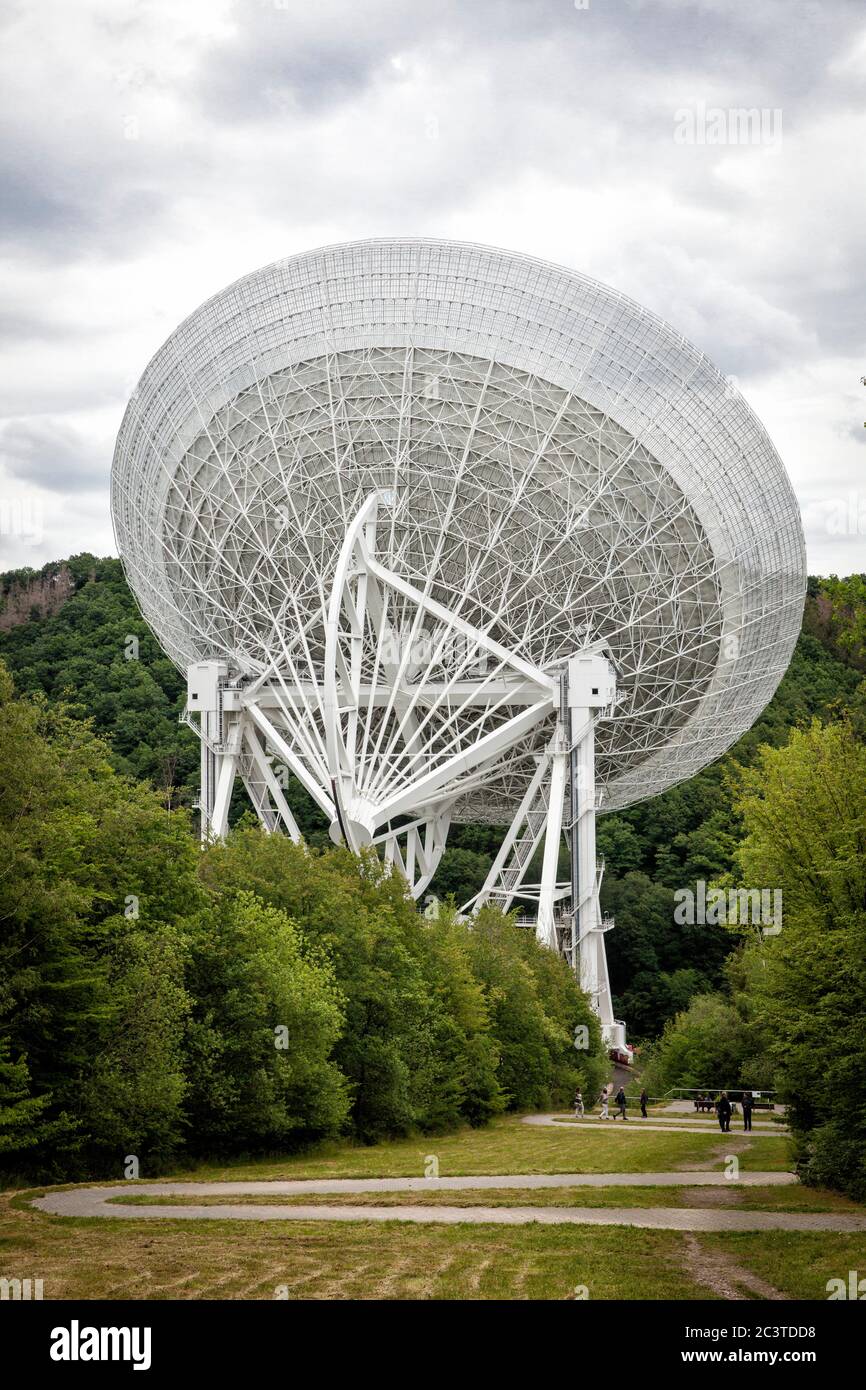 radio telescope Effelsberg near Bad Muenstereifel, Eifel region, North  Rhine-Westphalia, Germany. das Radioteleskop Effelsberg nahe Bad  Muenstereifel Stock Photo - Alamy
