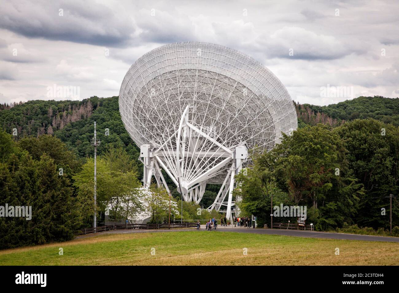 radio telescope Effelsberg near Bad Muenstereifel, Eifel region, North  Rhine-Westphalia, Germany. das Radioteleskop Effelsberg nahe Bad  Muenstereifel Stock Photo - Alamy